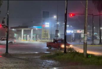 Fuertes lluvias sorprenden a Culiacán; reportan arroyada por la corriente