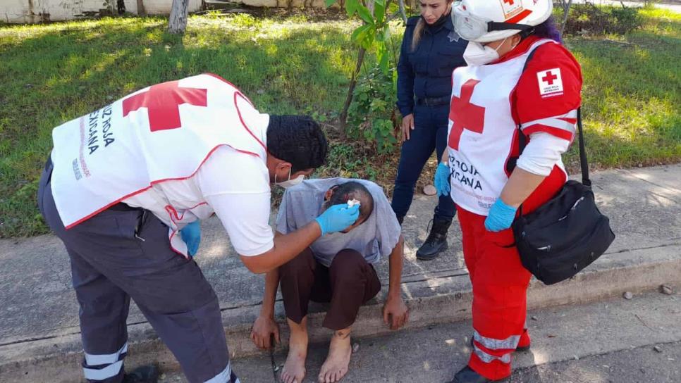 Con huellas de violencia e inconsciente, localizan a hombre en baldío de la colonia Rosales en Culiacán