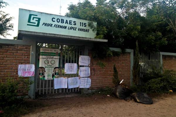 Estudiantes del Cobaes 115 se van a huelga; autoridades estatales los atienden
