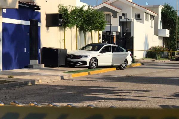 Hombre es asesinado desde el interior de su vehículo en Culiacán