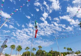 Rinden honores a la bandera por 212 años de la Independencia de México