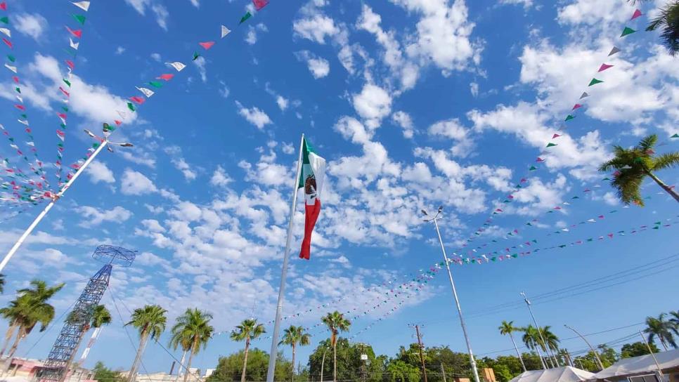 Rinden honores a la bandera por 212 años de la Independencia de México