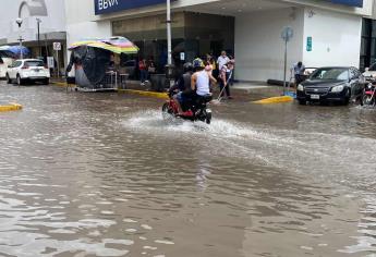 Llueve 20 minutos y se inunda el Centro de Mazatlán