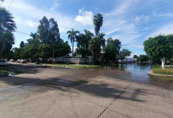 Entre «alberca» de aguas negras se encuentra una primaria en Los Mochis