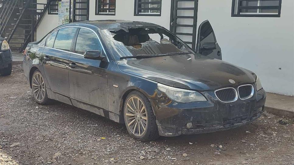 Queman automóvil BMW en la colonia CNOP, en Culiacán