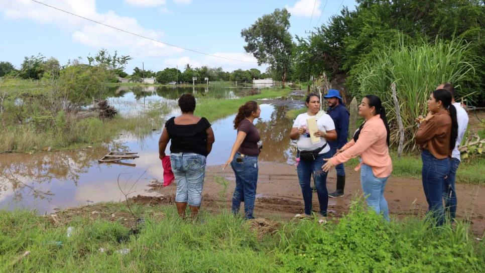 Entregan cheques de $5 mil a 38 familias de Dautillos, Navolato