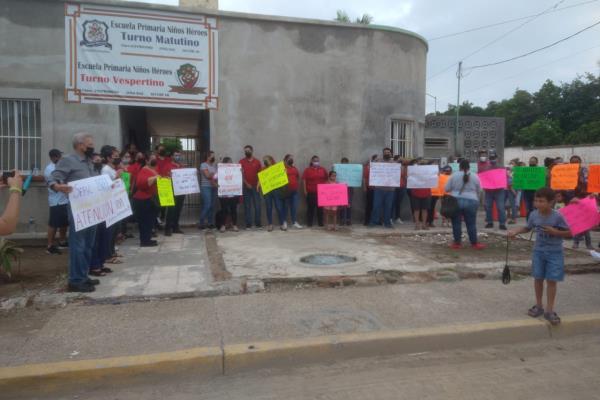 Protestan padres de familia, la primaria tiene 3 semanas sin luz