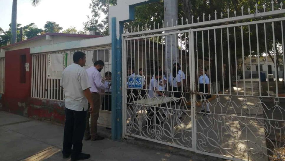 Ayuntamiento atiende a escuela con aguas negras; alumnos acuden sin riesgos a clases..