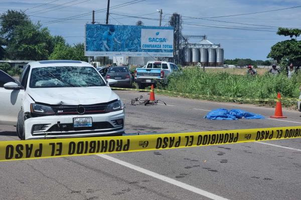Conductura de auto arrolla y mata a ciclista en la carretera Culiacán-Navolato