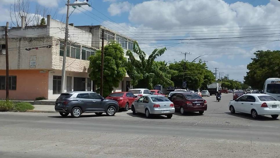 Multarán a quienes estén en doble fila en las escuelas de Los Mochis