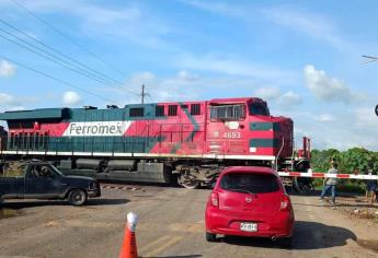 Se topan trenes en Mazatlán y bloquean crucero a automovilistas