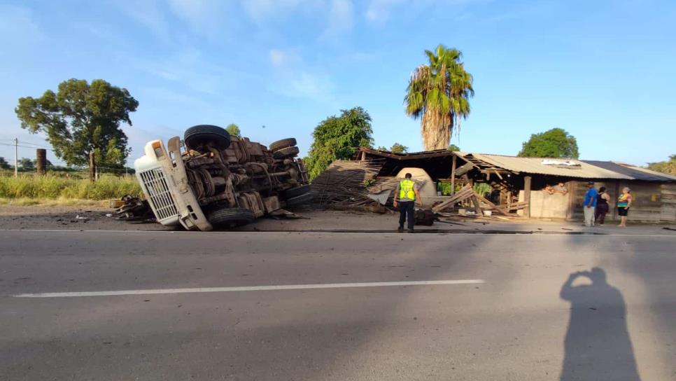 Dos lesionados tras volcar una grúa en la carretera Los Mochis - Ahome