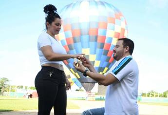 ¡Le dan el anillo en un globo aerostático! En plenos festejos de Culiacán se comprometieron