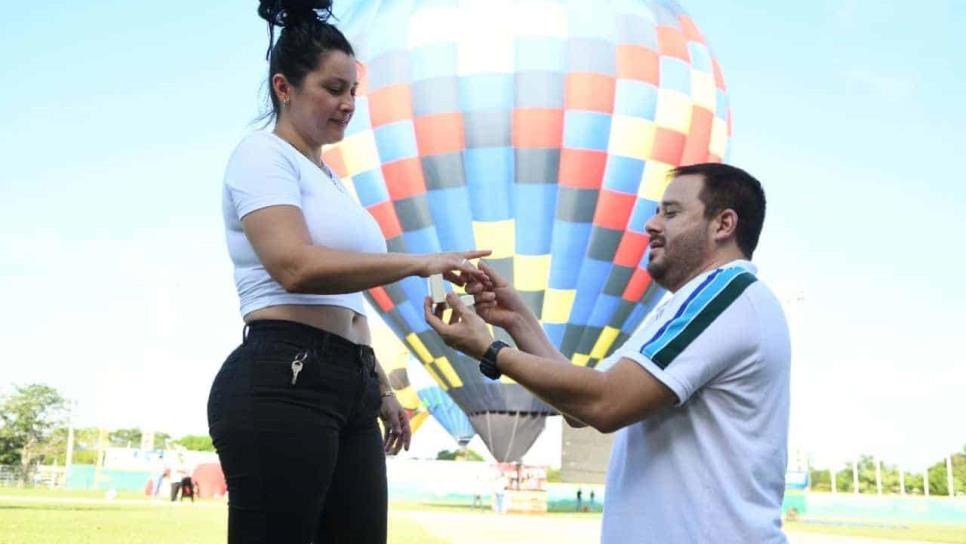 ¡Le dan el anillo en un globo aerostático! En plenos festejos de Culiacán se comprometieron