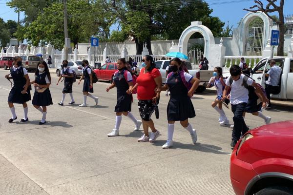 Ausencia de semáforo pone en riesgo a alumnos de secundaria en Mazatlán