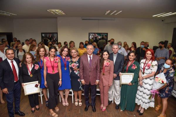 Reconocen con medalla «Lore de la Vega» a 7 mujeres ahomenses