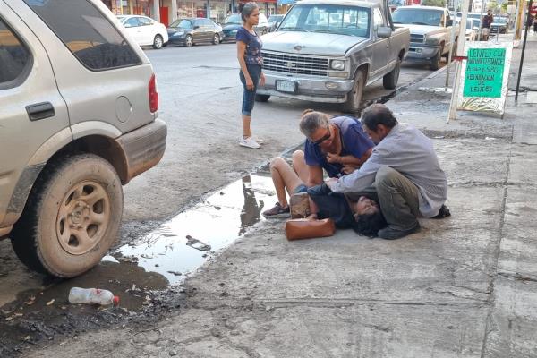VIDEO: «Con mi marido no te vas a meter», mujer agarra a cintarazos y golpes a otra fémina