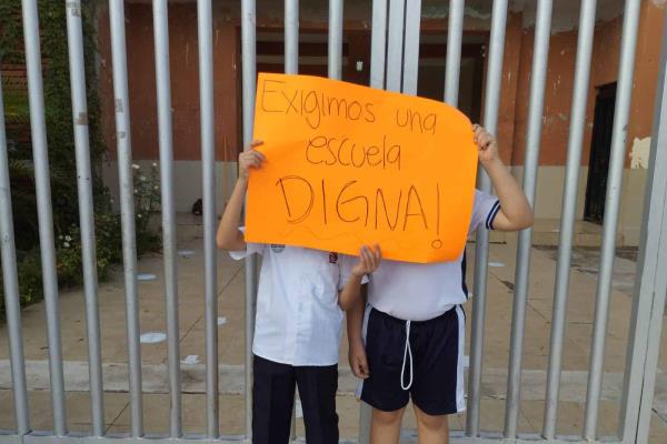 Con cadena y candado, madres de familia bloquean escuela