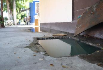 Entre aguas negras viven vecinos de la Bachomo en Los Mochis