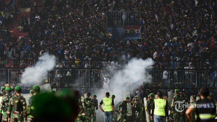 Al menos 127 muertos por unos disturbios en un partido de futbol en Indonesia