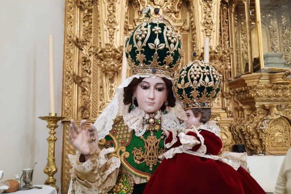Al estilo español, diseñan manto que viste a la Virgen de El Rosario en su festejo