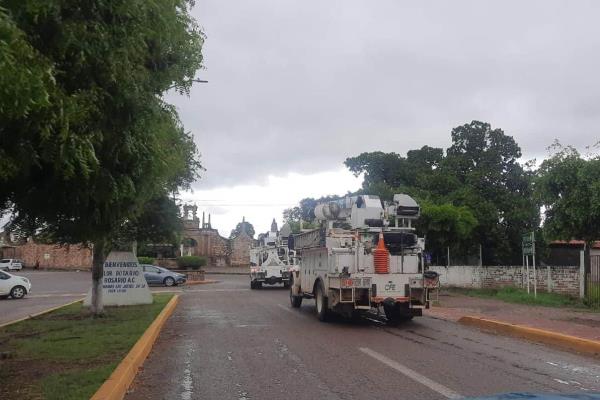 Llegan al sur de Sinaloa 105 grúas de CFE para restablecer el servicio de energía eléctrica
