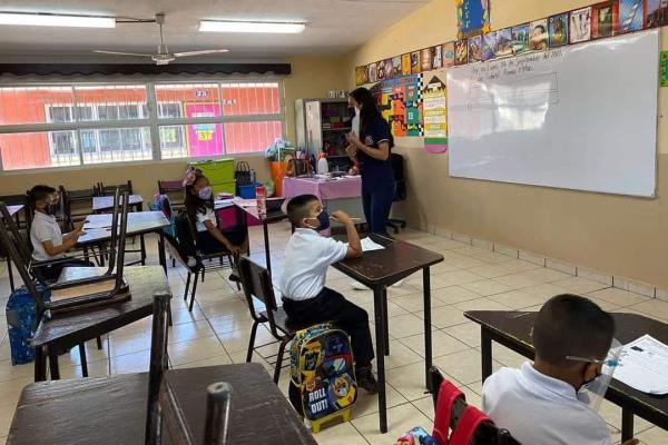 Los niños son libres de portar o no el cubrebocas en escuelas