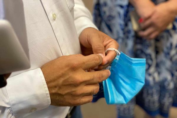 Vendedores rematan cubrebocas tras la eliminación de su uso obligatorio
