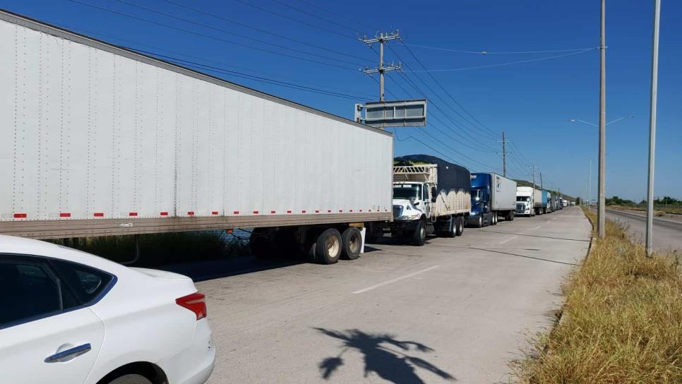 Hasta tres días esperan transportistas para subir al Baja Ferries de Topolobampo