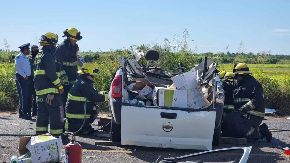 Muere prensado tras chocar contra camión de empresa de valores