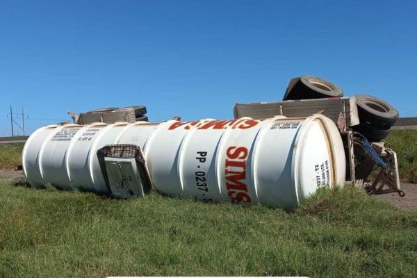 Vuelca cisterna con 31 mil litros de combustible, intentó esquivar un vehículo