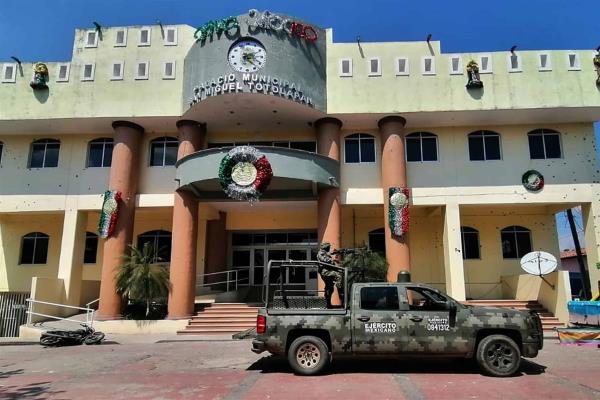 Suben a 20 los muertos por masacre y ataque a alcalde en el sur de México
