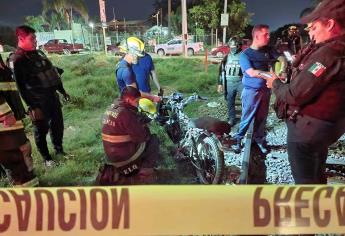 Hermanos menores de edad se estrellan en su moto contra el tren, en el sector Barrancos de Culiacán