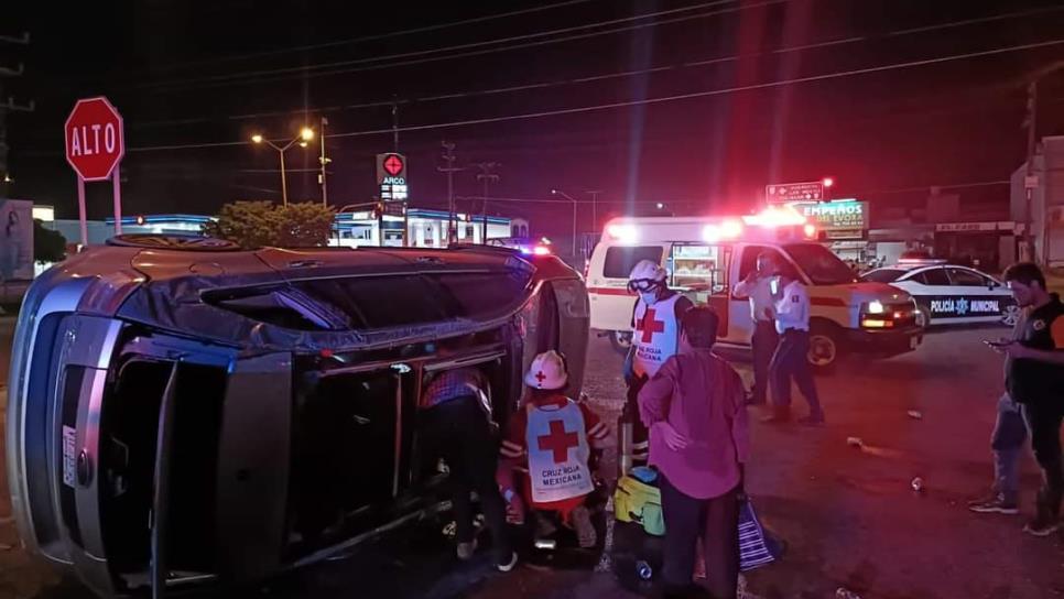 Mujer choca y vuelca en Guamúchil, termina prensada en la camioneta