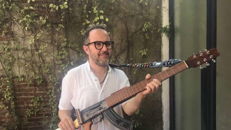 Por portar guitarra en forma de AK-47, critican organización de concierto