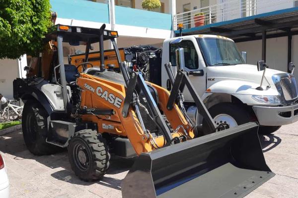 Parada nueva maquinaria de bacheo en Mazatlán; no hay personal capacitado que la maneje
