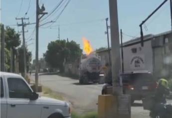 Se quema pipa cargada con combustible frente a las instalaciones de Pemex, en Culiacán