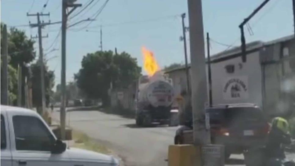 Se quema pipa cargada con combustible frente a las instalaciones de Pemex, en Culiacán