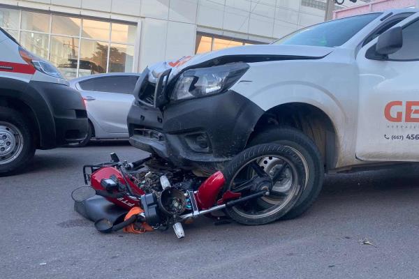 Conductor de camioneta choca a motociclistas en la colonia El Vallado, en Culiacán