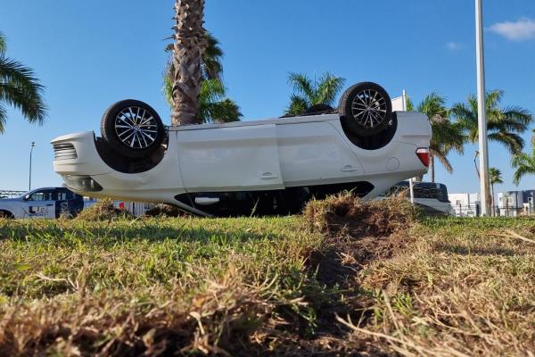 Vuelca otro vehículo en Los Mochis ahora en Privanzas