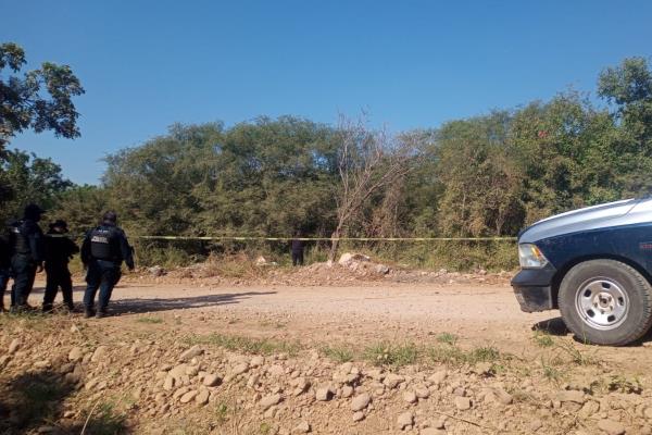 Hallan a hombre asesinado y esposado en La Primavera, Culiacán