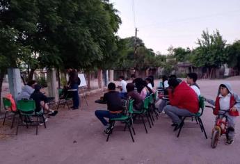 Bajo los árboles, alumnos de telesecundaria cursan ya su tercer año