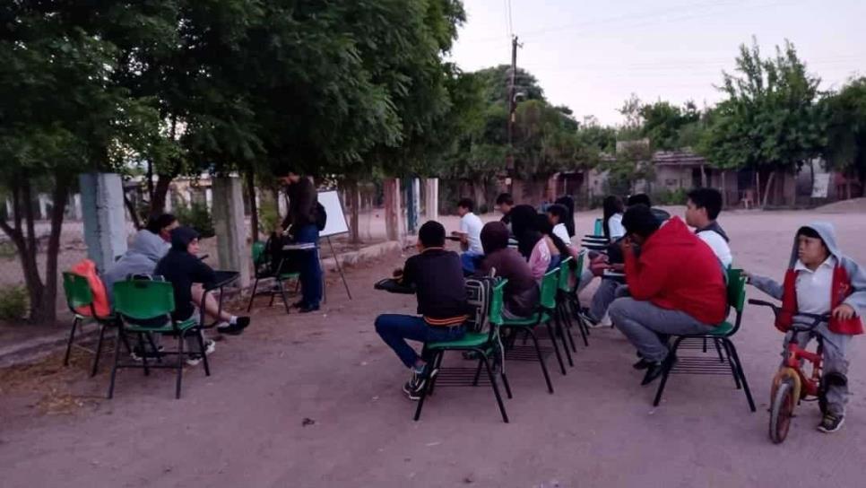 Bajo los árboles, alumnos de telesecundaria cursan ya su tercer año