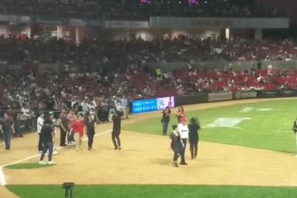 Le llueven abucheos al alcalde de Mazatlán durante inauguración del béisbol