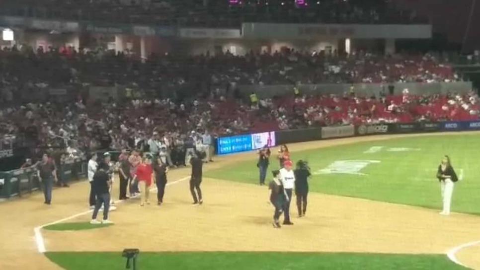 Le llueven abucheos al alcalde de Mazatlán durante inauguración del béisbol