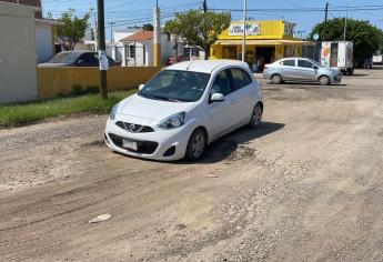 Denuncian calle intransitable por zanjas en Mazatlán