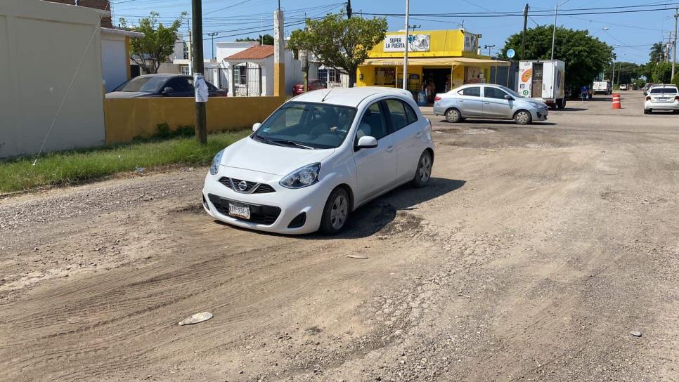 Denuncian calle intransitable por zanjas en Mazatlán