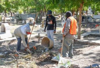 Servicios Públicos limpia panteones municipales en Ahome