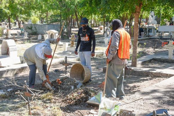 Servicios Públicos limpia panteones municipales en Ahome