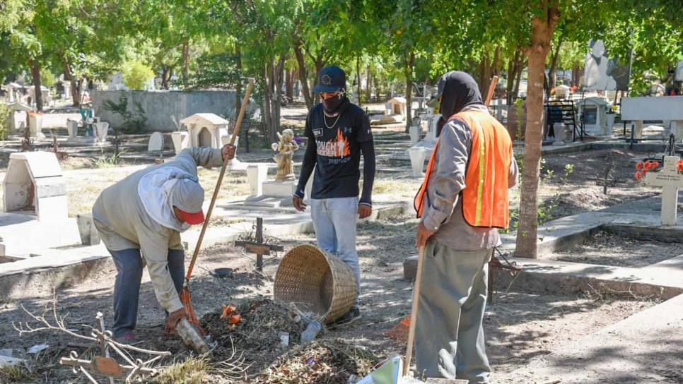 Servicios Públicos limpia panteones municipales en Ahome